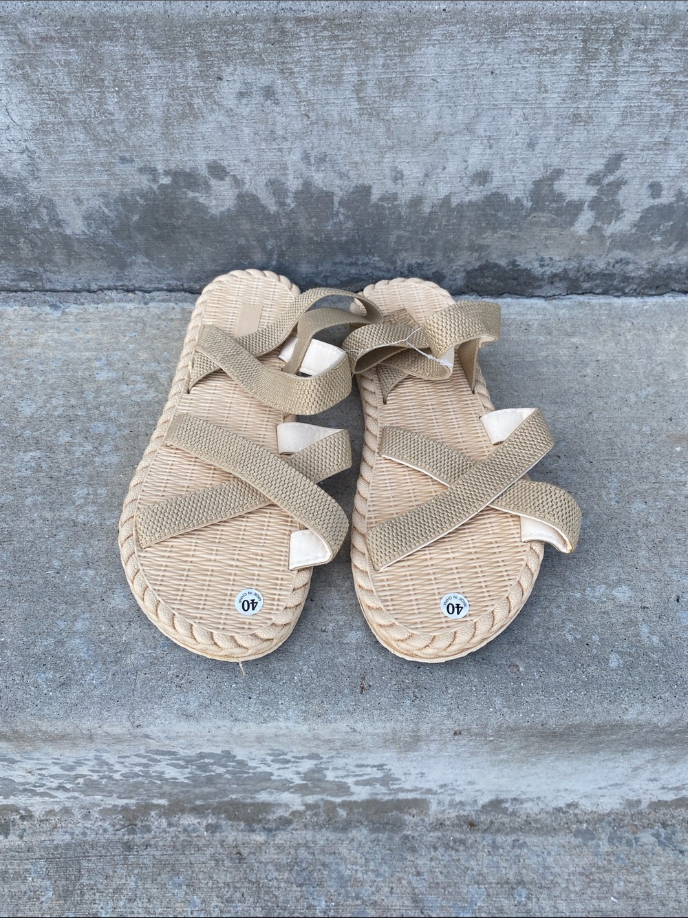 NEW NO BRAND TAN/CREAM PLASTIC SANDALS SIZE 40